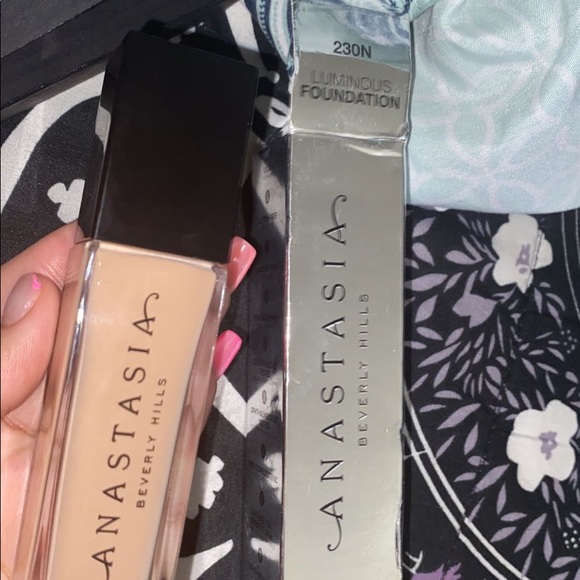 Anastasia Luminous Foundation shade 230 N - Picture 4 of 4
